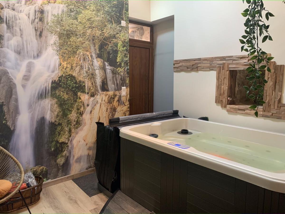 Ferienhaus Petite Maison Chaleureuse Avec Jacuzzi Privatif *